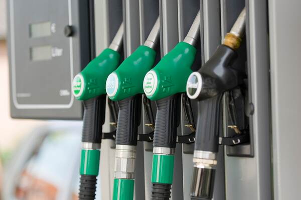 Du siehst Zapfpistolen für Diesel, Super, E85 und Super Plus an einer modernen Tankstelle.