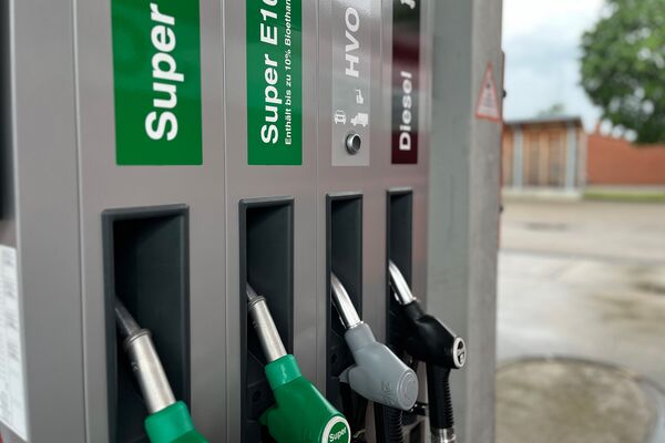 Du siehst eine moderne Zapfsäule mit Diesel, Super und Super E10 an einer RAISA Tankstelle.