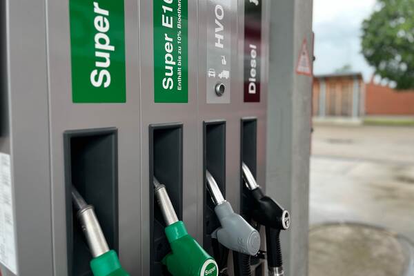 Du siehst eine moderne Zapfsäule mit Diesel, Super und Super E10 an einer RAISA Tankstelle.