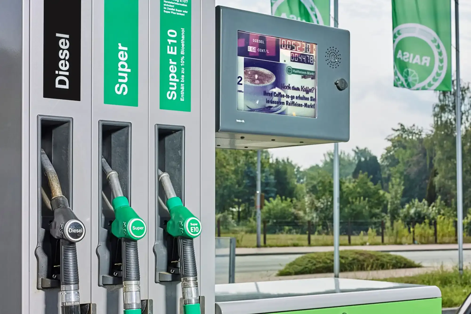 Du siehst eine moderne Zapfsäule mit Diesel, Super und Super E10 an einer RAISA Tankstelle.